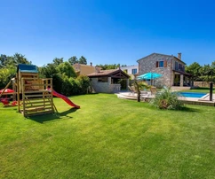 Bellissima villa in pietra con ampio giardino e vista sulla foresta, Svetvinčenat, Istria
