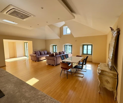 Priestranný byt na predaj s výhľadom na more v Opatiji v Chorvátsku