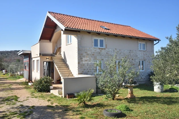 Vodice – Landwirtschaftsland mit Haus, Olivenhain und Nebengebäuden