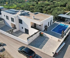 Vodice - Möbliertes Doppelhaus mit Swimmingpool und Meerblick