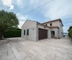 Vila s bazénem na prodej u moře Sveti Filip i Jakov v Chorvatsku