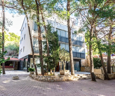 Luxusvilla mit mehreren Wohnungen in Dugi Rat zu verkaufen in Kroatien