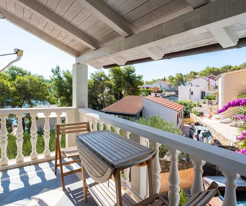 Samostatně stojící dům s byty na prodej v Milně v Chorvatsku