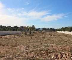 Stavební pozemek (nutná příprava plánu UPU) jižní strana Vira