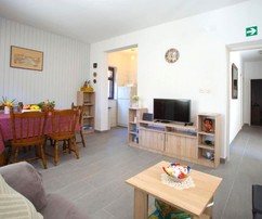 Urokliwy kamienny dom na wyspie Brač z przestronnymi tarasami i garażem