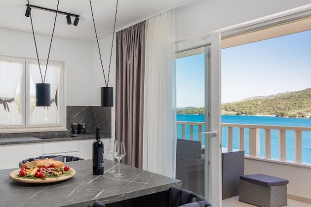 Lujosa villa junto al mar con piscina en Trogir en venta