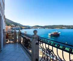 Apartamento en venta en la isla de Vis, justo frente al mar en Croacia