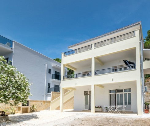 Haus an der Omišer Riviera mit drei Wohnungen in Strandnähe