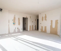 Omiš, espacioso apartamento de dos dormitorios con jardín en segunda línea del mar