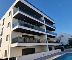 Čiovo, Okrug Gornji, apartamento de dos habitaciones 73 m2 + terraza en la azotea 74 m2, obra nueva