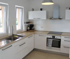 EINFAMILIENHAUS MIT DREI WOHNEINHEITEN, POOL UND MEERBLICK!