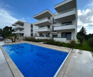 Appartement de luxe trois pièces à Ugljan avec jardin, piscine commune et cuisine d'été