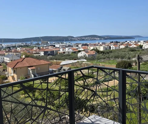 Trogir, appartement deux chambres 69 m², construction neuve, vue sur la mer, prêt à emménager