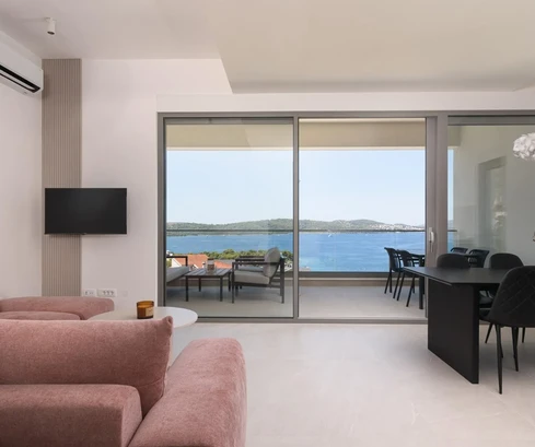 Trogir, Čiovo, ático de lujo con terraza en la azotea y piscina