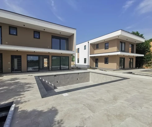 Svetvinčenat, Smoljanci – Újonnan épült, modern villa medencével eladó