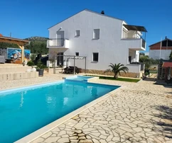 BIOGRAD, Donja Jagodna – PRILIKA, SNIŽENA vila s bazenom, pogled na prirodu