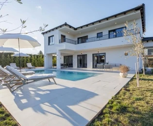 Istrien, Svetvinčenat, elegantes Einfamilienhaus mit Pool, umgeben von viel Grün