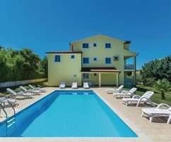 Istria, Poreč, Apartment house with pool and large garden for sale