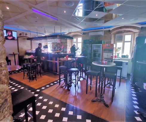 Im Herzen von Sinj, direkt am zentralen Stadtplatz, steht ein Café zum Verkauf