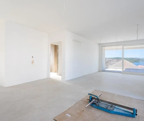 Großzügige Drei-Zimmer-Wohnung mit Meerblick zu verkaufen in Kroatien