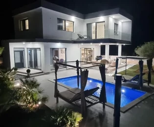 Svetvinčenat, Istra - Stilizirana vila s bazenom usred zelenog mira