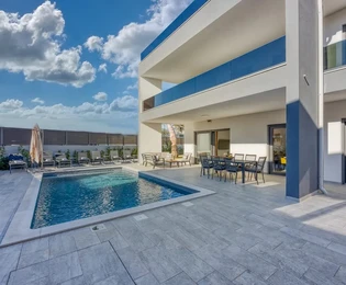 Istrien, Poreč: Modernes Doppelhaus mit Pool und Spa