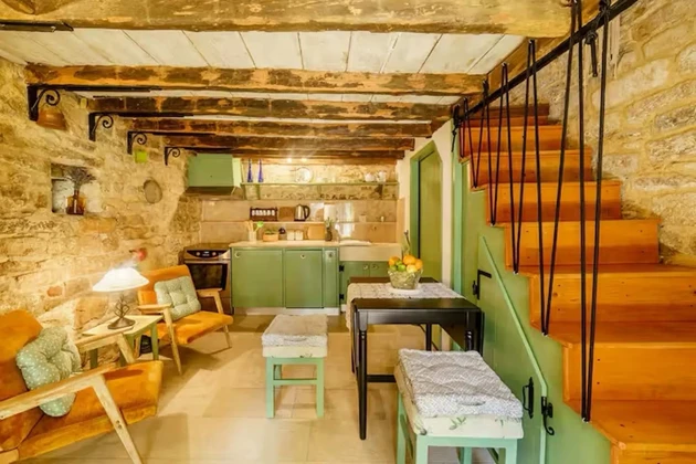K. Sućurac, casa a schiera di 50 m2 nel centro della città, a 50 m dal mare