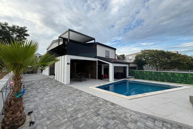 Moderne Doppelhaushälfte mit Pool auf Vir zu verkaufen in Kroatien