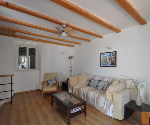 Charmante maison en pierre à vendre près de la mer à Brac