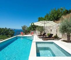 Villa en pierre avec piscine à vendre à Omiš en Croatie