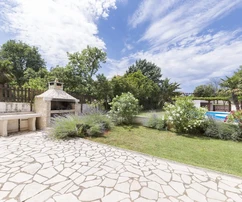 House with apartments and a pool for sale in Medulin in Croatia