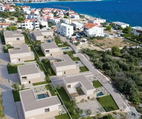 Рогозница, роскошная вилла 309 м² с бассейном (40 м²), всего в 120 м от моря и пляжа.