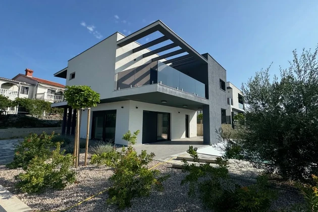 ¡VILLA URBANA A ESTRENAR CON PISCINA Y VISTAS AL MAR!