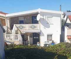 Két apartmannal rendelkező ikerház, 50 méterre a tengertől