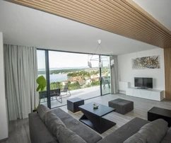 EXKLUZÍV PENTHOUSE PANORÁMÁS TENGERI KILÁTÁSSAL, VONZÓ HELYEN!