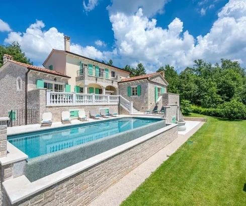 Kamienna willa z basenem, cicha lokalizacja, wyjątkowa nieruchomość, szersze okolice Pazina.