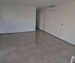 Trogir, Čiovo, appartamento con 2 camere da letto 85 m2 + giardino 63,4 m2, a 150 m dal mare, nuova costruzione