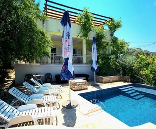 Casa in vendita a Sutivan con piscina e giardino in Croazia