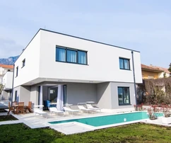 Kaštel Kambelovac, komplex dvoch víl, každá o rozlohe 250 m2, s bazénmi