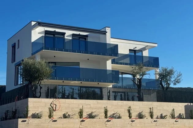 Atraktívny mezonetový apartmán s výhľadom na more, 400 m od pláže!