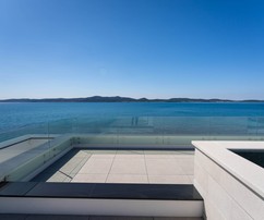Exkluzívny luxusný penthouse v prvej línii pri mori