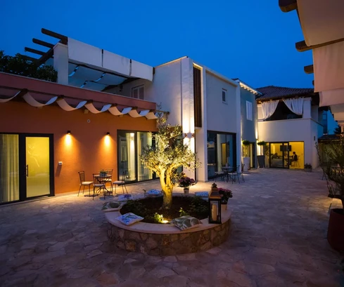 Complexe résidentiel et commercial avec villa à vendre à Župa Dubrovačka en Croatie