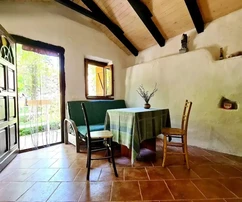 ALTES STEINHAUS MIT GROSSEM GARTEN, IN RUHIGER LAGE UMGEGEN VON WALD!