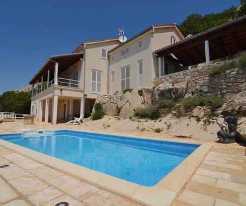 VILLA MIT POOL UND PANORAMABLICK AUF DAS MEER, IN ATTRAKTIVER LAGE!