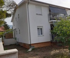 Dům blízko moře se čtyřmi byty na prodej v Chorvatsku