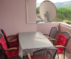 Isola di Rab, Lopar, casa polifunzionale ad uso commerciale e residenziale in posizione attraente