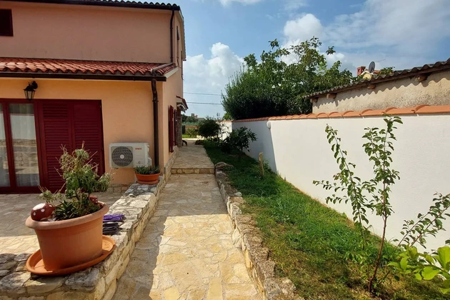 Просторный дом с апартаментами и видом на море доступен для покупки в Хорватии