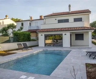 Beautiful house with two apartments and a pool, Istria, Pula