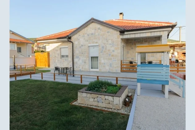 Gornji Karin, Obrovac: Haus mit Pool