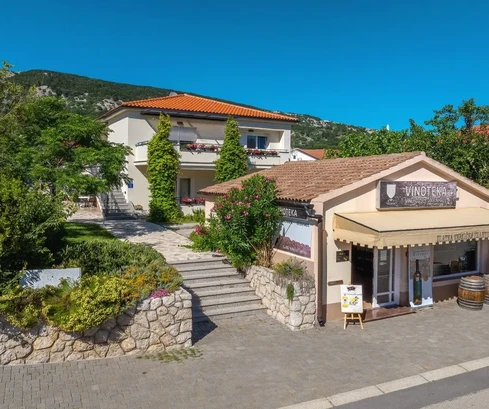 Detached apartment house with business premises, in an attractive location!